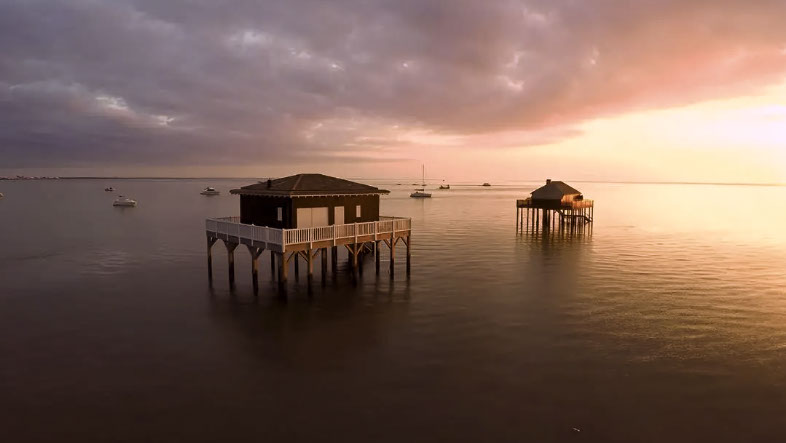 les deux cabanes tchanquées sur pilotis
